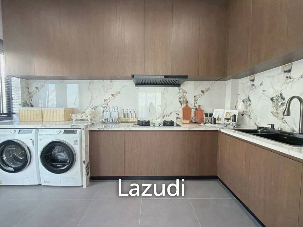 Ultra-Modern 4-Bedroom Luxury Pool Villa for Sale at Palm Lakeside