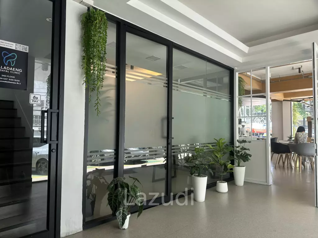 26 sqm Retail Space in Modern Building Si Lom Bang Rak Bangkok
