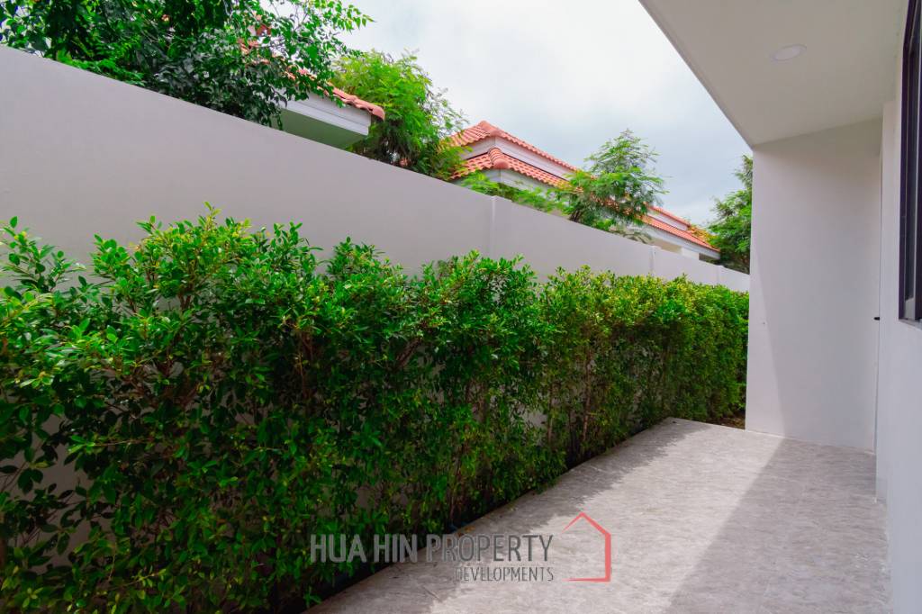 Modern 227 sqm Pool Villa in Villa Vista Thap Tai Hua Hin