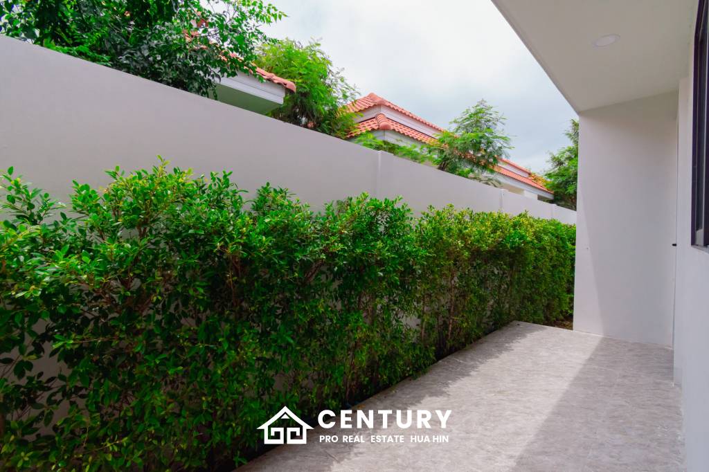 Modern 227 sqm Pool Villa in Villa Vista Thap Tai Hua Hin