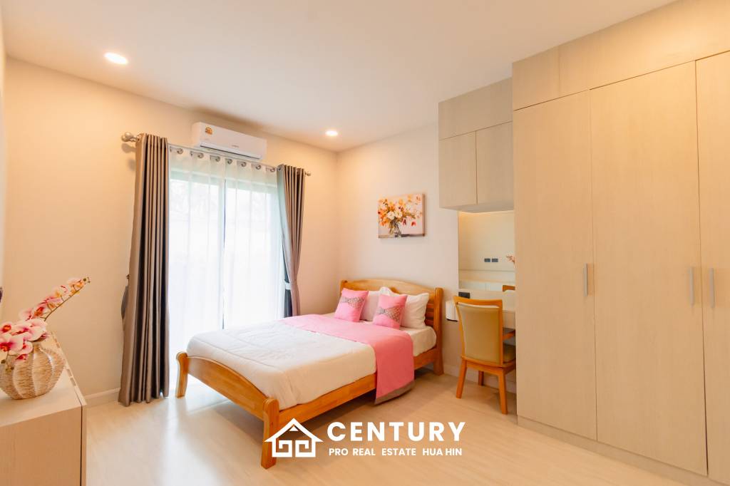 Modern 227 sqm Pool Villa in Villa Vista Thap Tai Hua Hin
