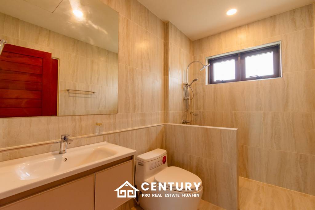 Modern 227 sqm Pool Villa in Villa Vista Thap Tai Hua Hin