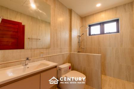 Modern 227 sqm Pool Villa in Villa Vista Thap Tai Hua Hin