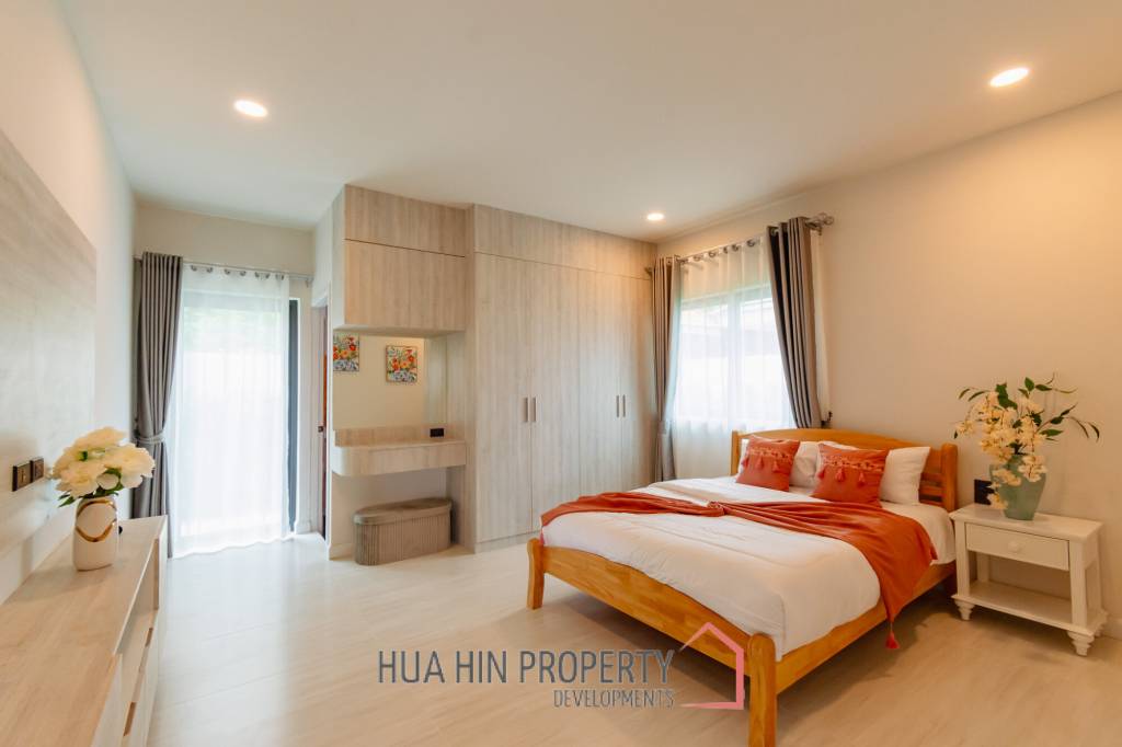 Modern 227 sqm Pool Villa in Villa Vista Thap Tai Hua Hin