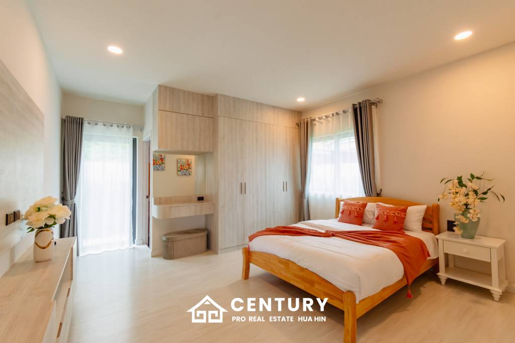 Modern 227 sqm Pool Villa in Villa Vista Thap Tai Hua Hin