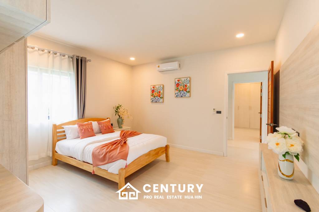 Modern 227 sqm Pool Villa in Villa Vista Thap Tai Hua Hin