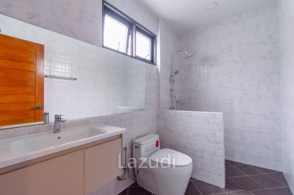 Modern 227 sqm Pool Villa in Villa Vista Thap Tai Hua Hin