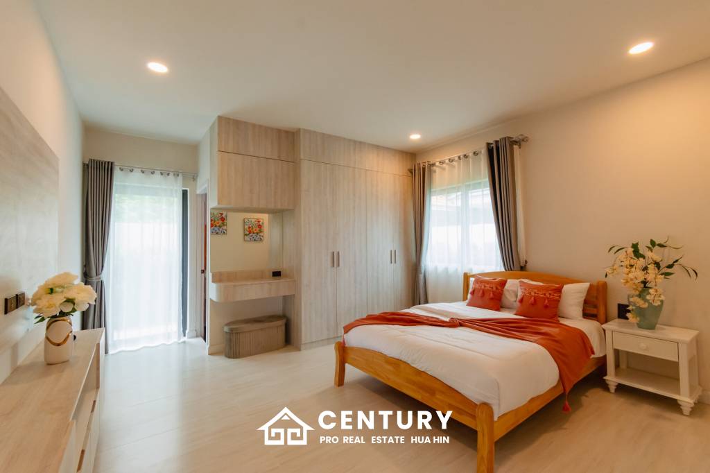 Modern 227 sqm Pool Villa in Villa Vista Thap Tai Hua Hin