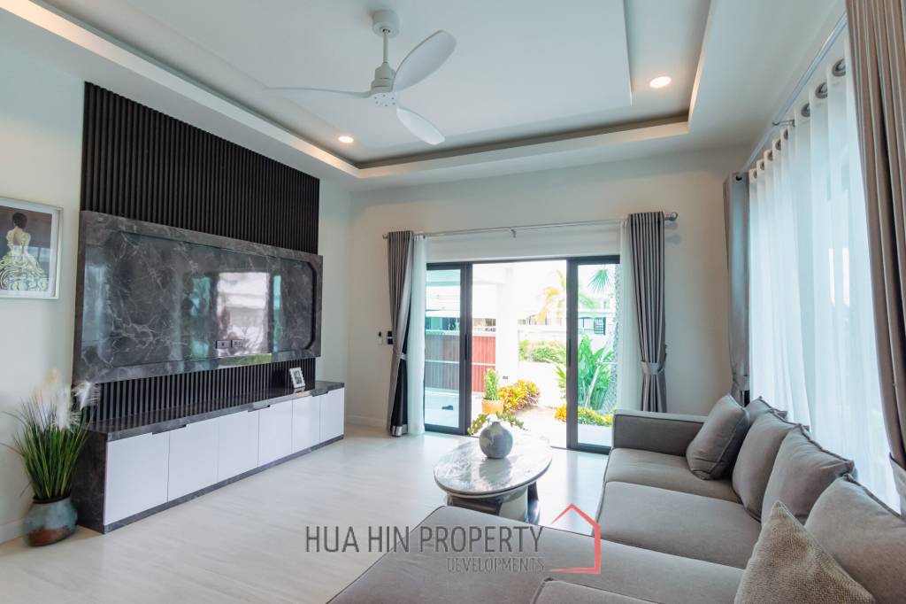 Modern 227 sqm Pool Villa in Villa Vista Thap Tai Hua Hin