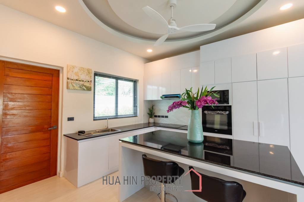 Modern 227 sqm Pool Villa in Villa Vista Thap Tai Hua Hin
