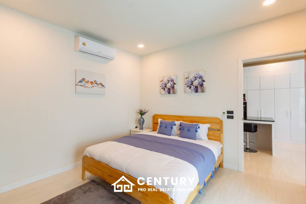 Modern 227 sqm Pool Villa in Villa Vista Thap Tai Hua Hin
