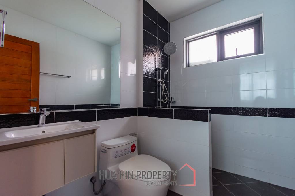 Modern 227 sqm Pool Villa in Villa Vista Thap Tai Hua Hin