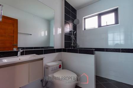 Modern 227 sqm Pool Villa in Villa Vista Thap Tai Hua Hin