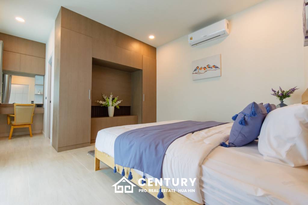 Modern 227 sqm Pool Villa in Villa Vista Thap Tai Hua Hin