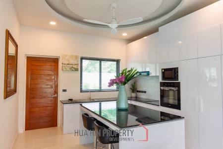 Modern 227 sqm Pool Villa in Villa Vista Thap Tai Hua Hin