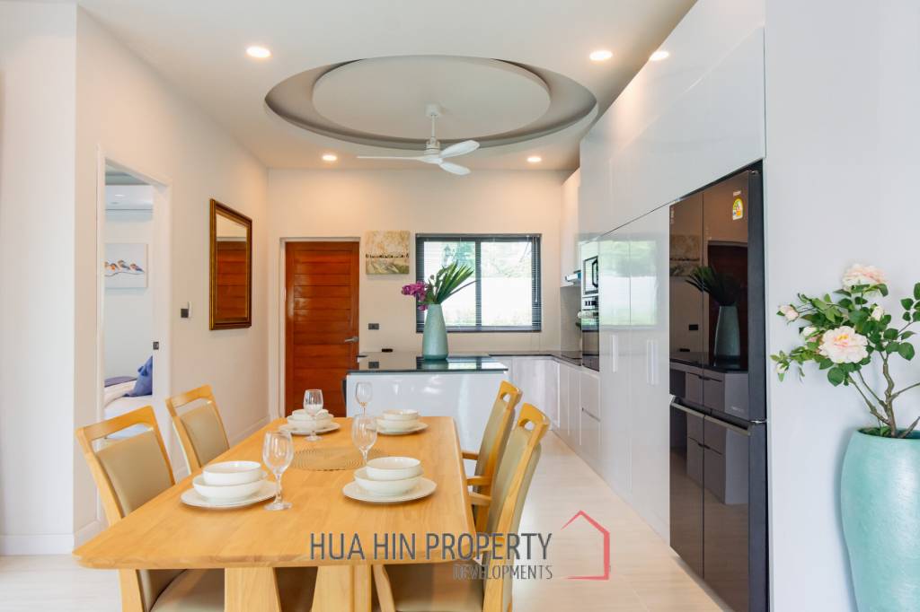Modern 227 sqm Pool Villa in Villa Vista Thap Tai Hua Hin