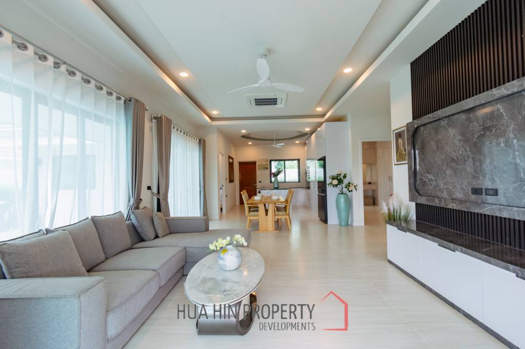 Modern 227 sqm Pool Villa in Villa Vista Thap Tai Hua Hin