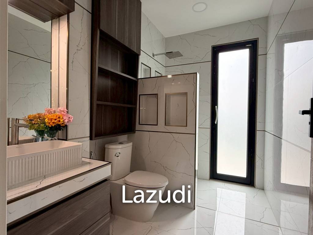 Luxury Two-Storey Villa for Sale Near Mabprachan Lake