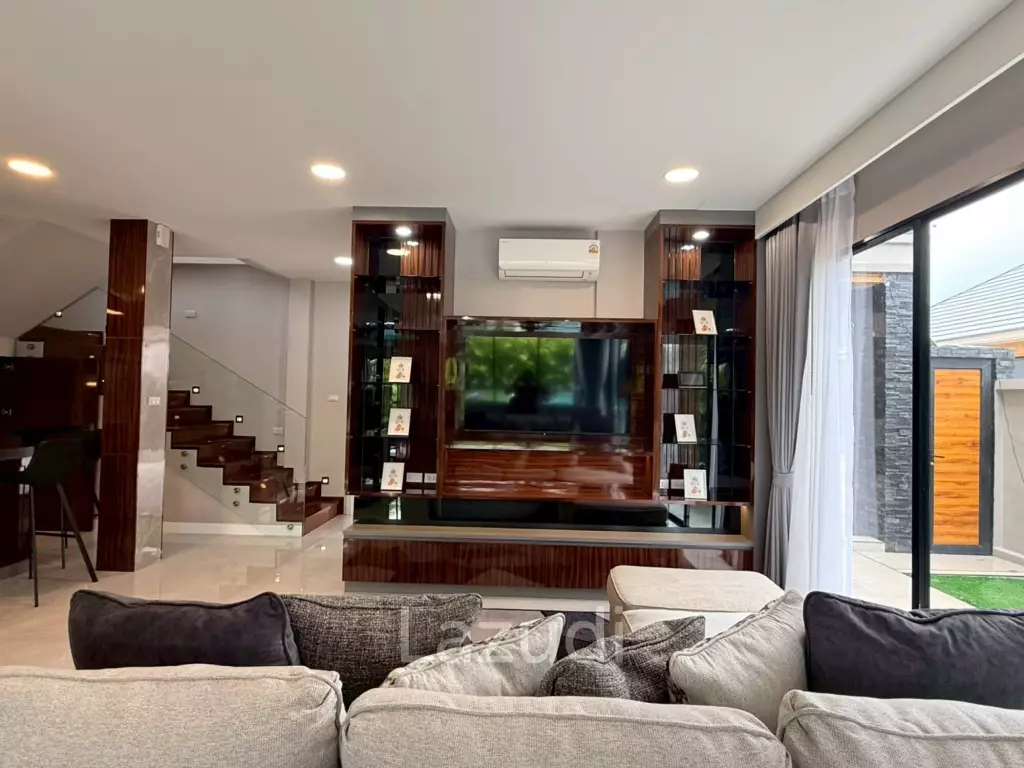 Luxury Two-Storey Villa for Sale Near Mabprachan Lake