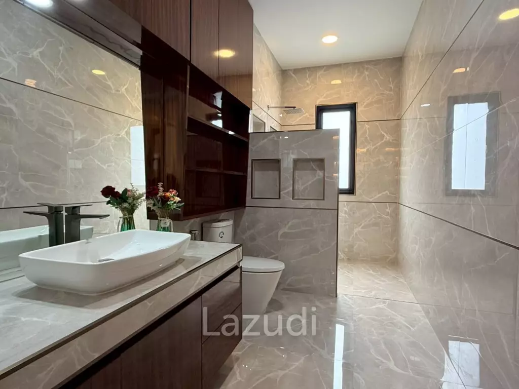 Luxury Two-Storey Villa for Sale Near Mabprachan Lake