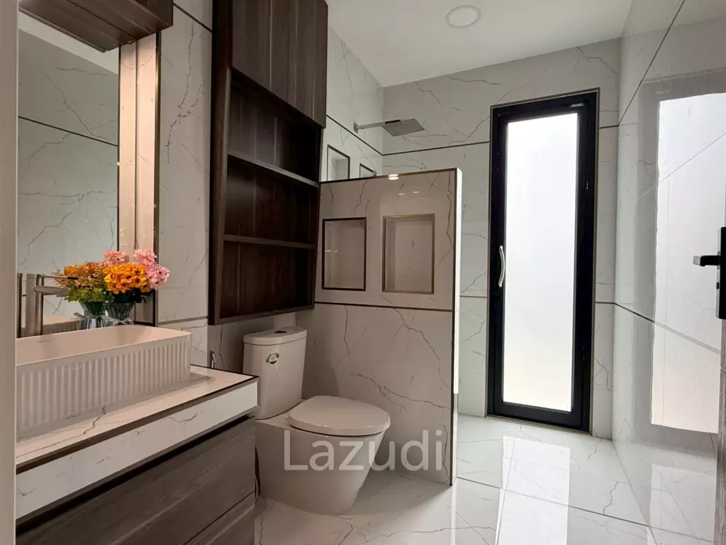 Luxury Two-Storey Villa for Sale Near Mabprachan Lake