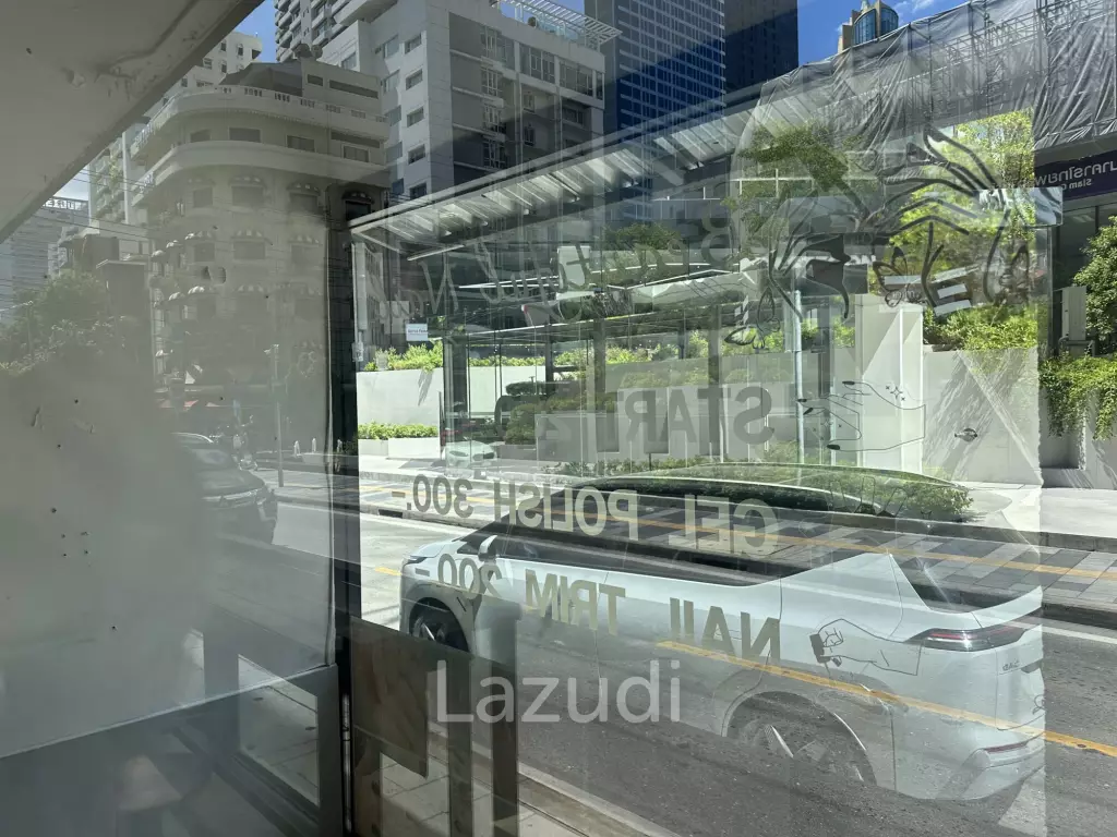 8 sqm street-front retail for rent in Khlong Toei Nuea Bangkok