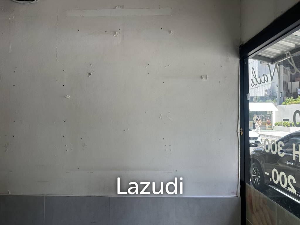 8 sqm street-front retail for rent in Khlong Toei Nuea Bangkok