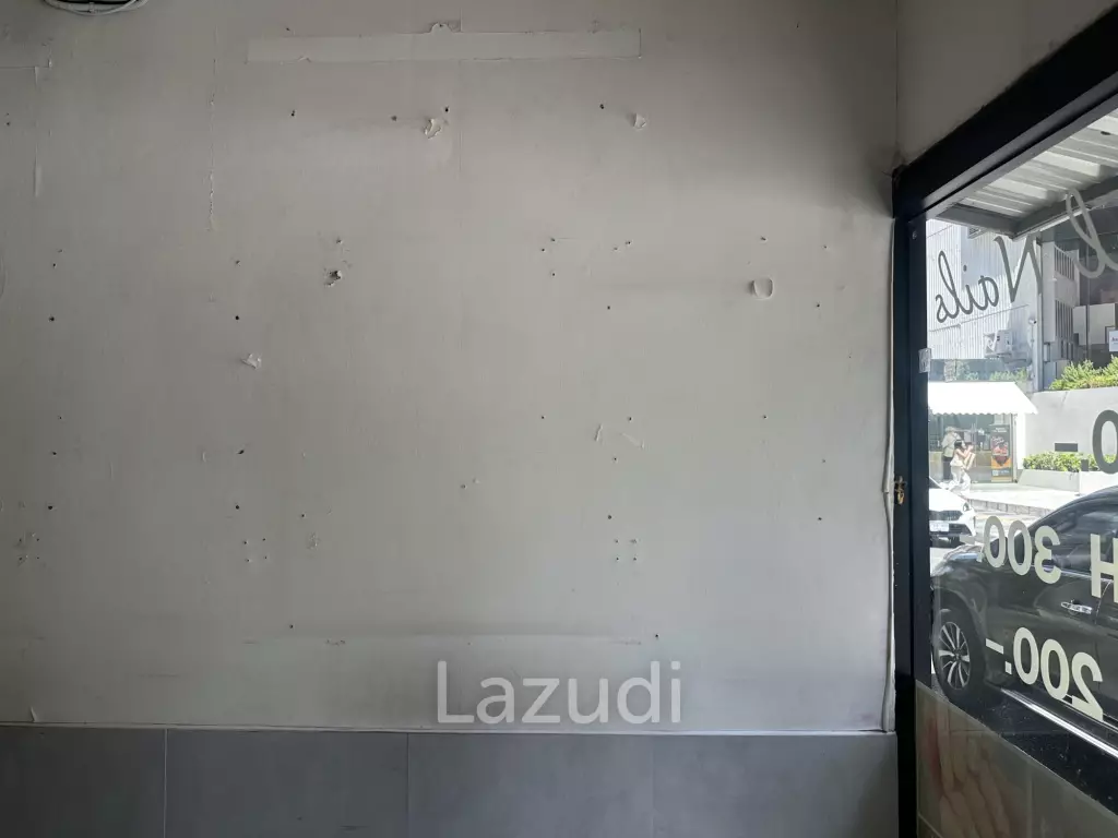 8 sqm street-front retail for rent in Khlong Toei Nuea Bangkok