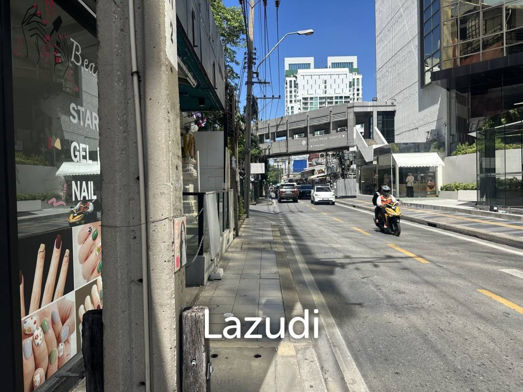 8 sqm street-front retail for rent in Khlong Toei Nuea Bangkok