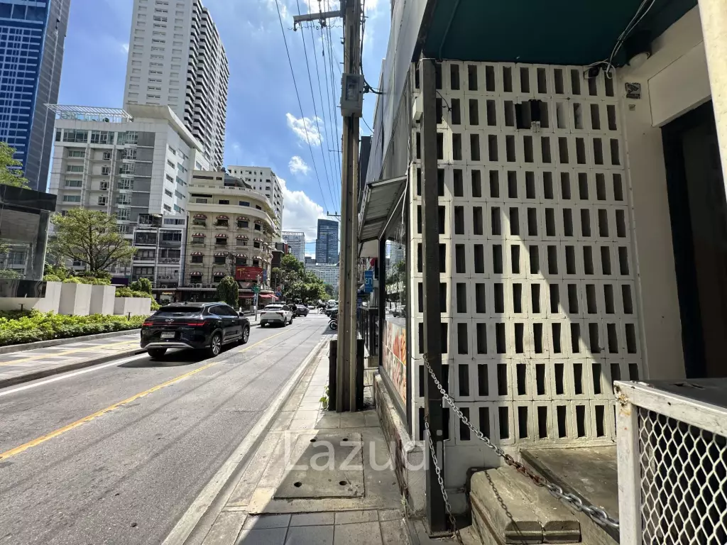 8 sqm street-front retail for rent in Khlong Toei Nuea Bangkok