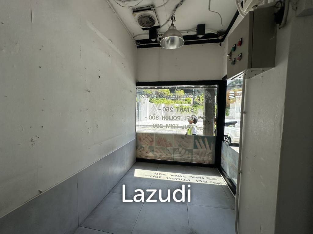 8 sqm street-front retail for rent in Khlong Toei Nuea Bangkok