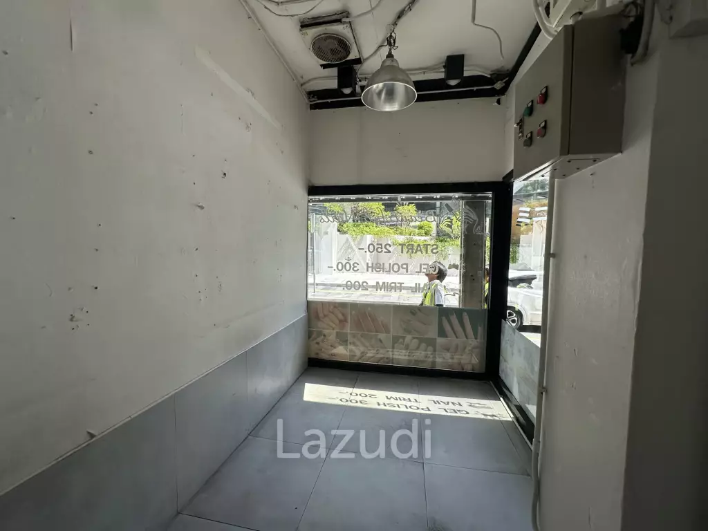8 sqm street-front retail for rent in Khlong Toei Nuea Bangkok