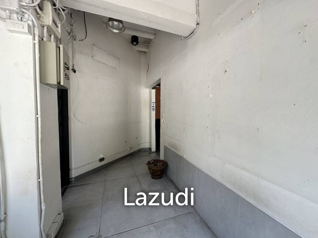 8 sqm street-front retail for rent in Khlong Toei Nuea Bangkok