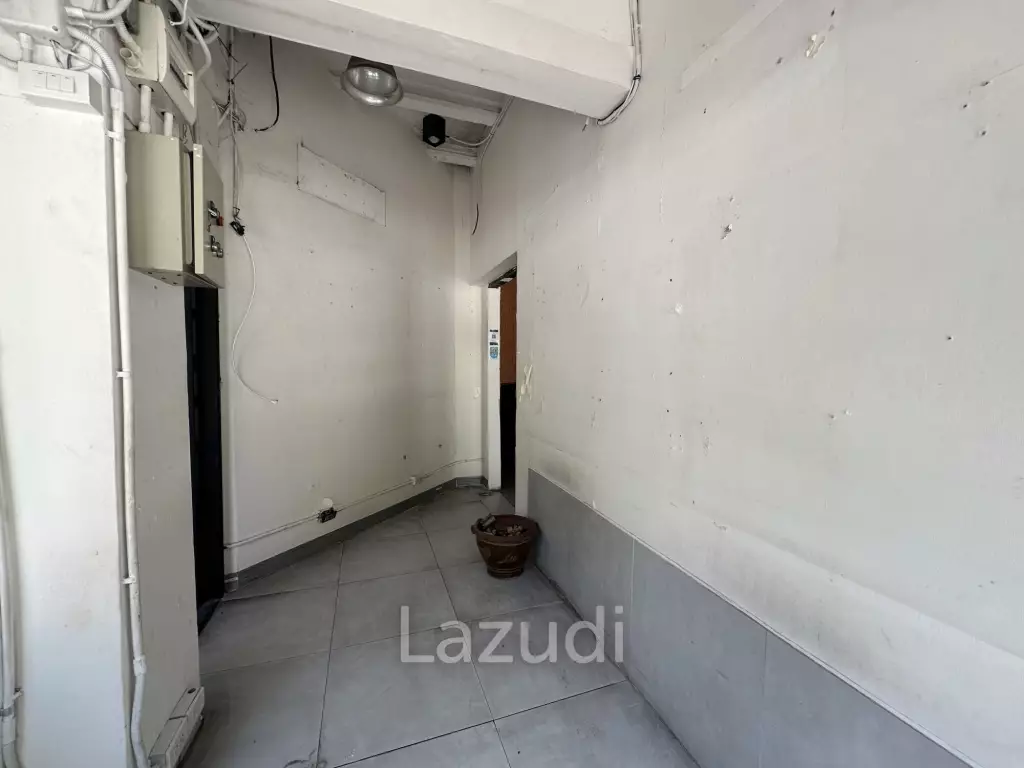 8 sqm street-front retail for rent in Khlong Toei Nuea Bangkok