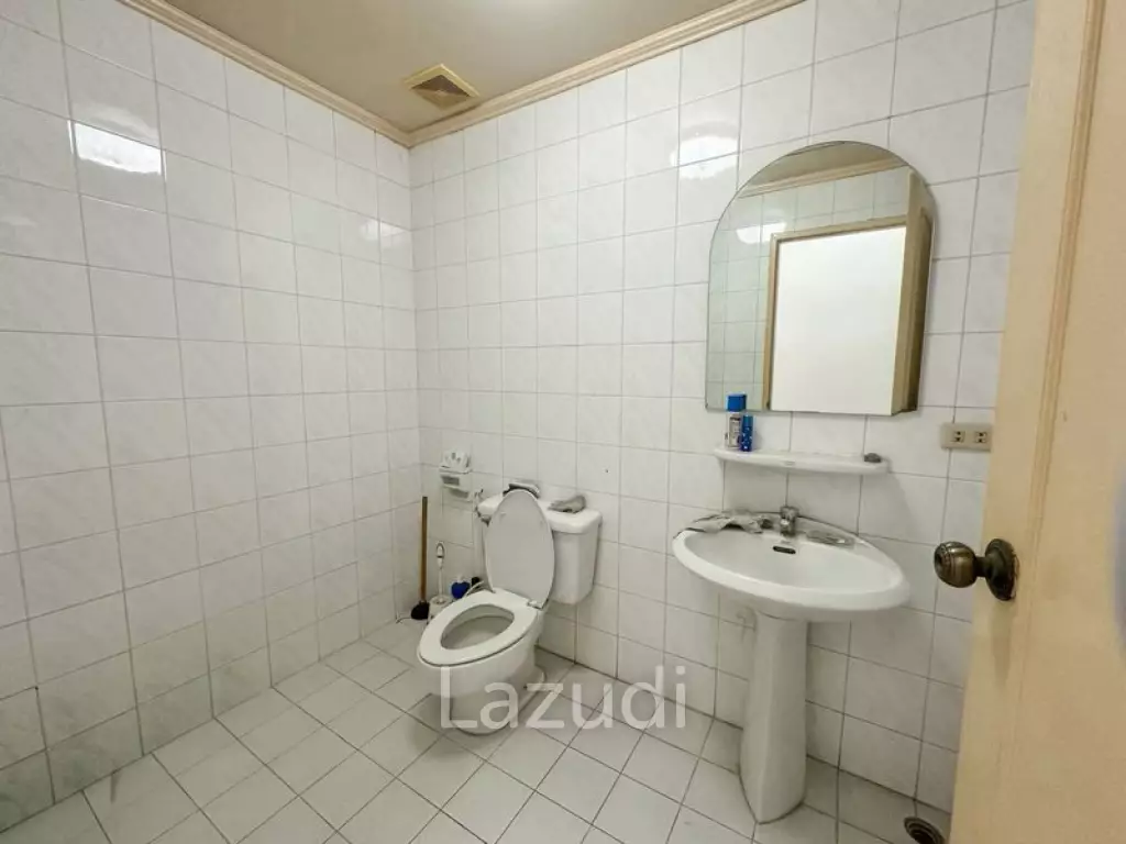 215 sqm 3 Bed Condo on 11th Floor at Royal Castle Pattanakarn Suan Luang