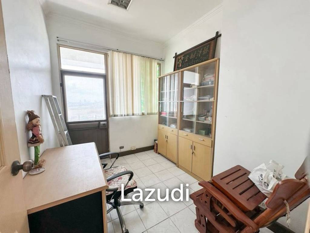 215 sqm 3 Bed Condo on 11th Floor at Royal Castle Pattanakarn Suan Luang
