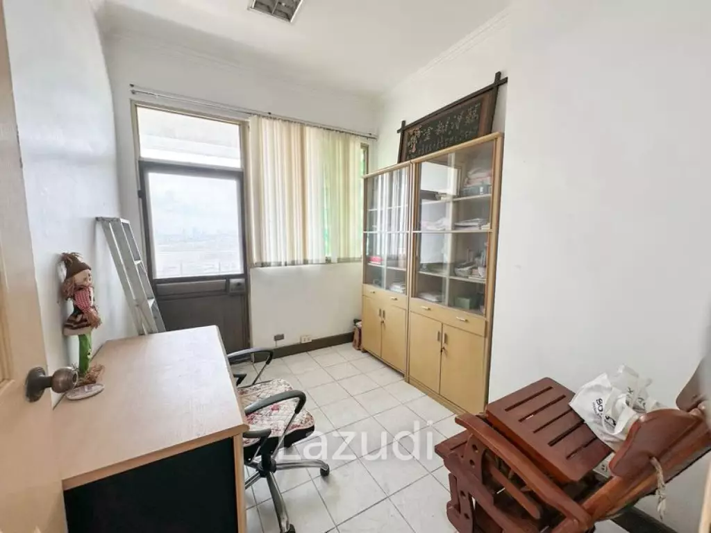 215 sqm 3 Bed Condo on 11th Floor at Royal Castle Pattanakarn Suan Luang