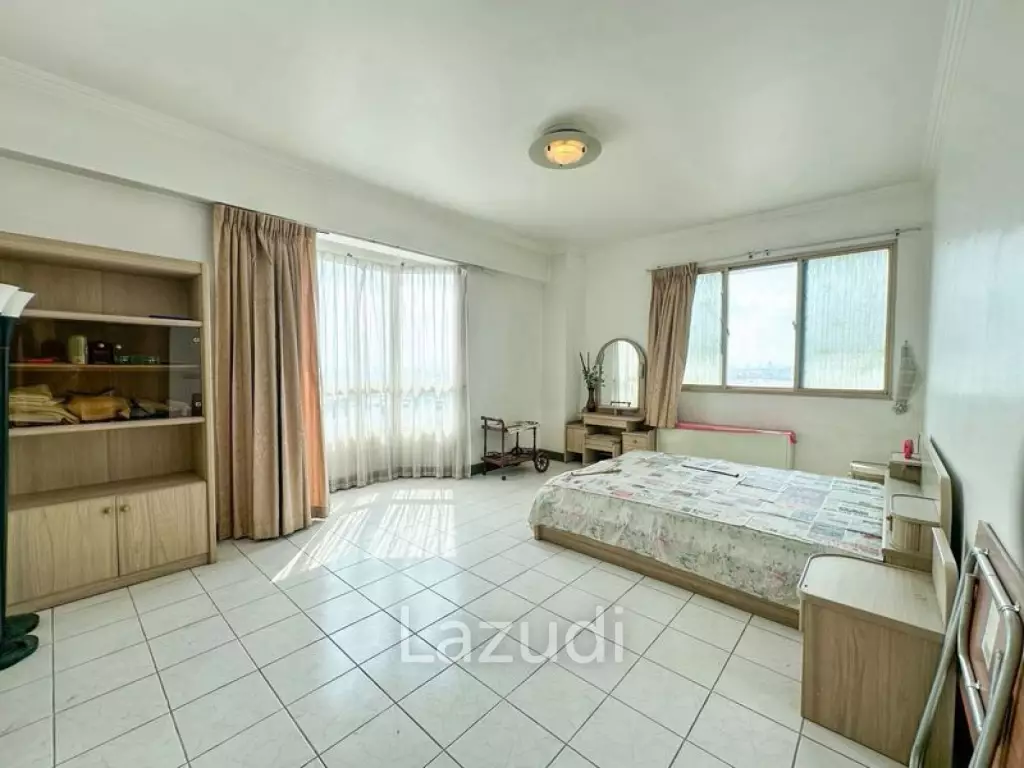 215 sqm 3 Bed Condo on 11th Floor at Royal Castle Pattanakarn Suan Luang