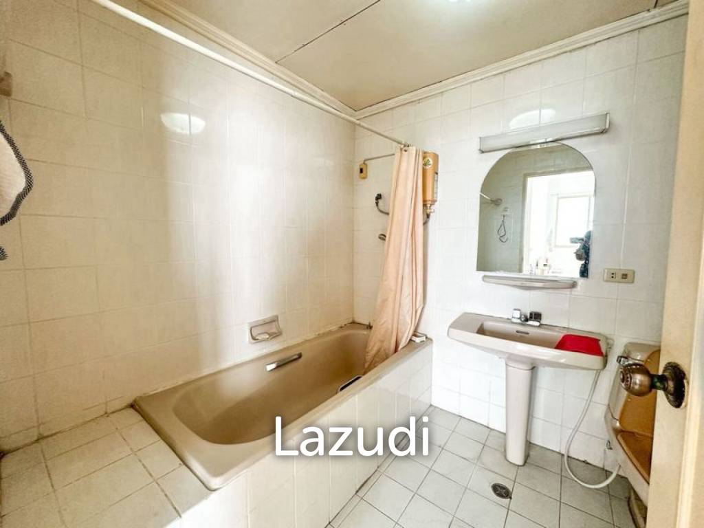 215 sqm 3 Bed Condo on 11th Floor at Royal Castle Pattanakarn Suan Luang