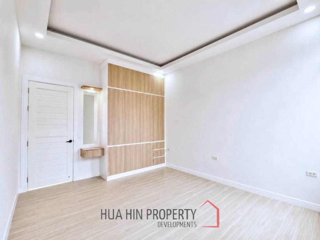 MODERN POOL VILLA  ON SOI 102 : 3 bed prime city location