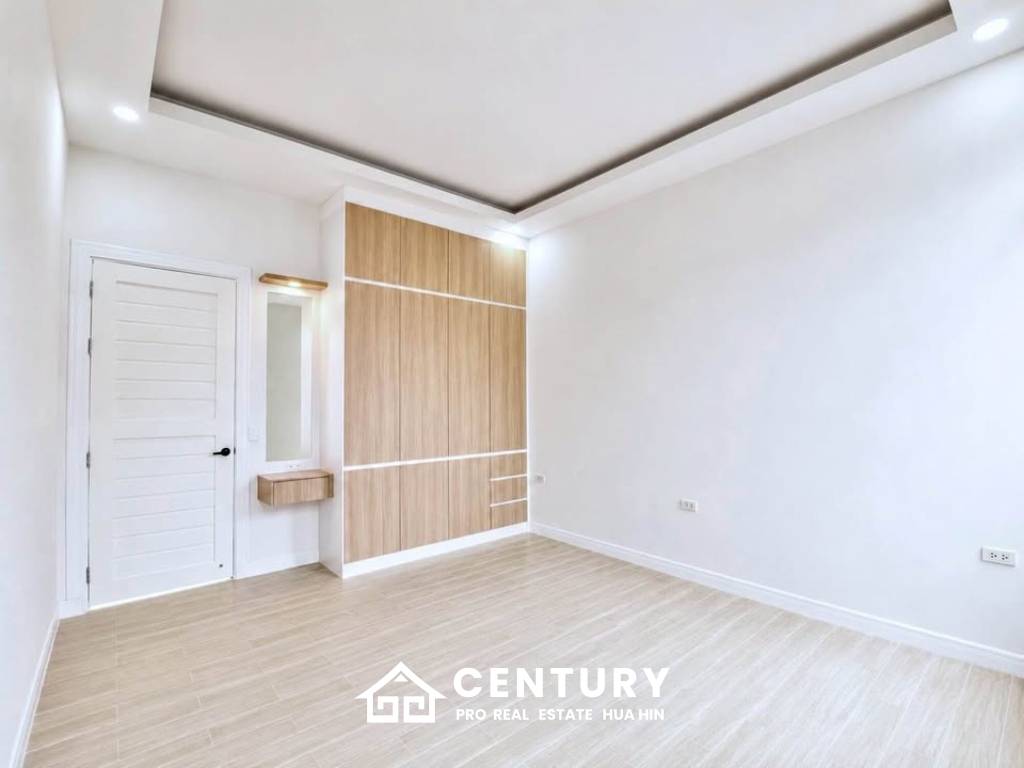 MODERN POOL VILLA  ON SOI 102 : 3 bed prime city location
