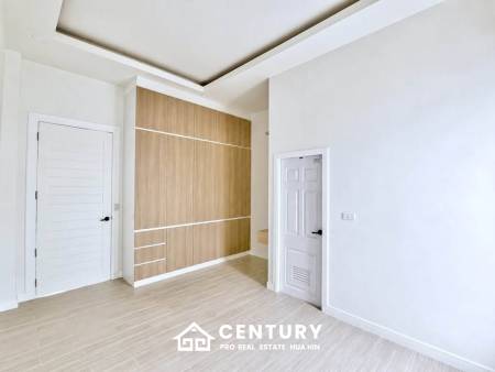 MODERN POOL VILLA  ON SOI 102 : 3 bed prime city location