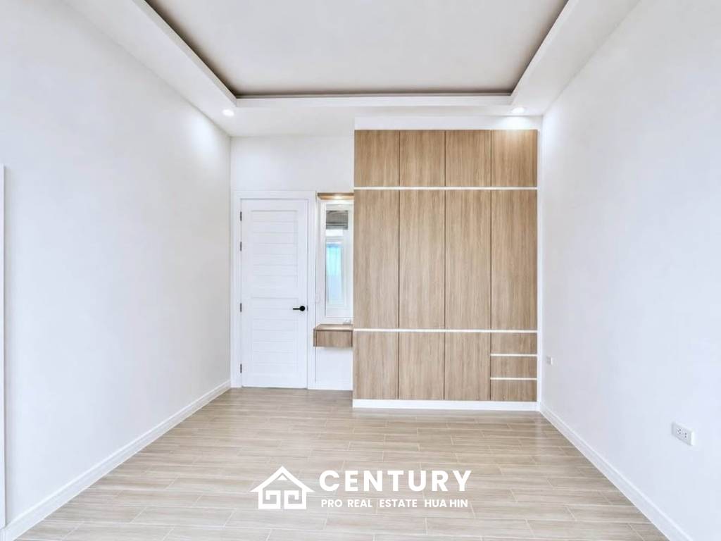 MODERN POOL VILLA  ON SOI 102 : 3 bed prime city location