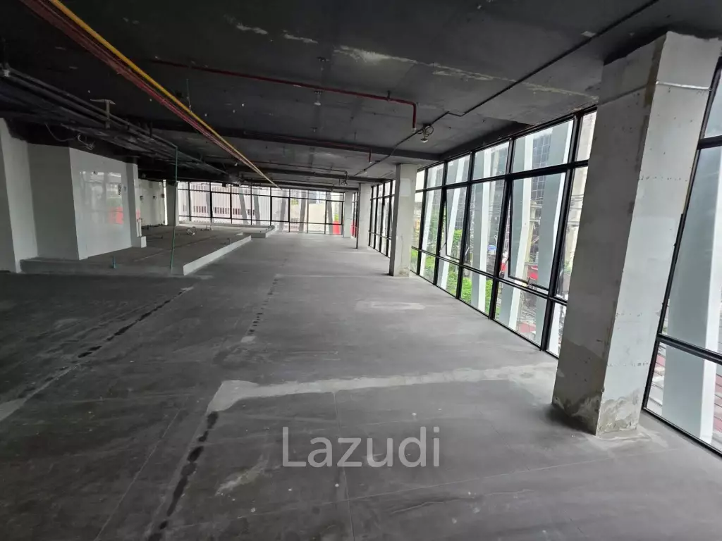 252 sqm corner retail space in Si Phraya Bang Rak Bangkok