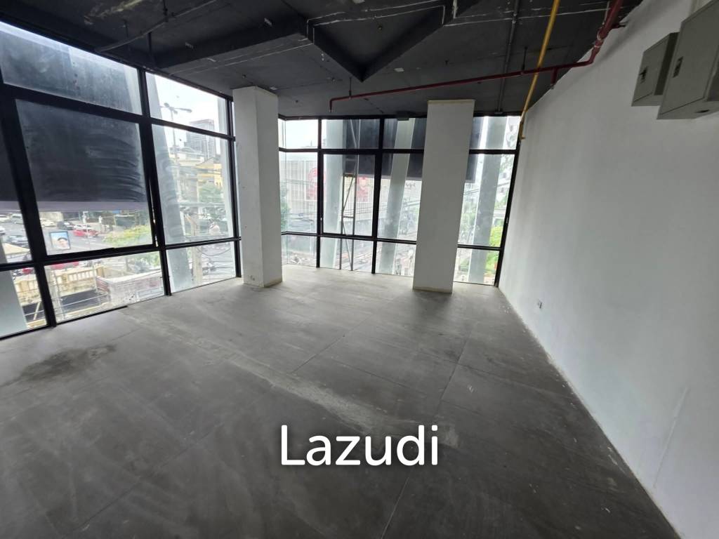252 sqm corner retail space in Si Phraya Bang Rak Bangkok