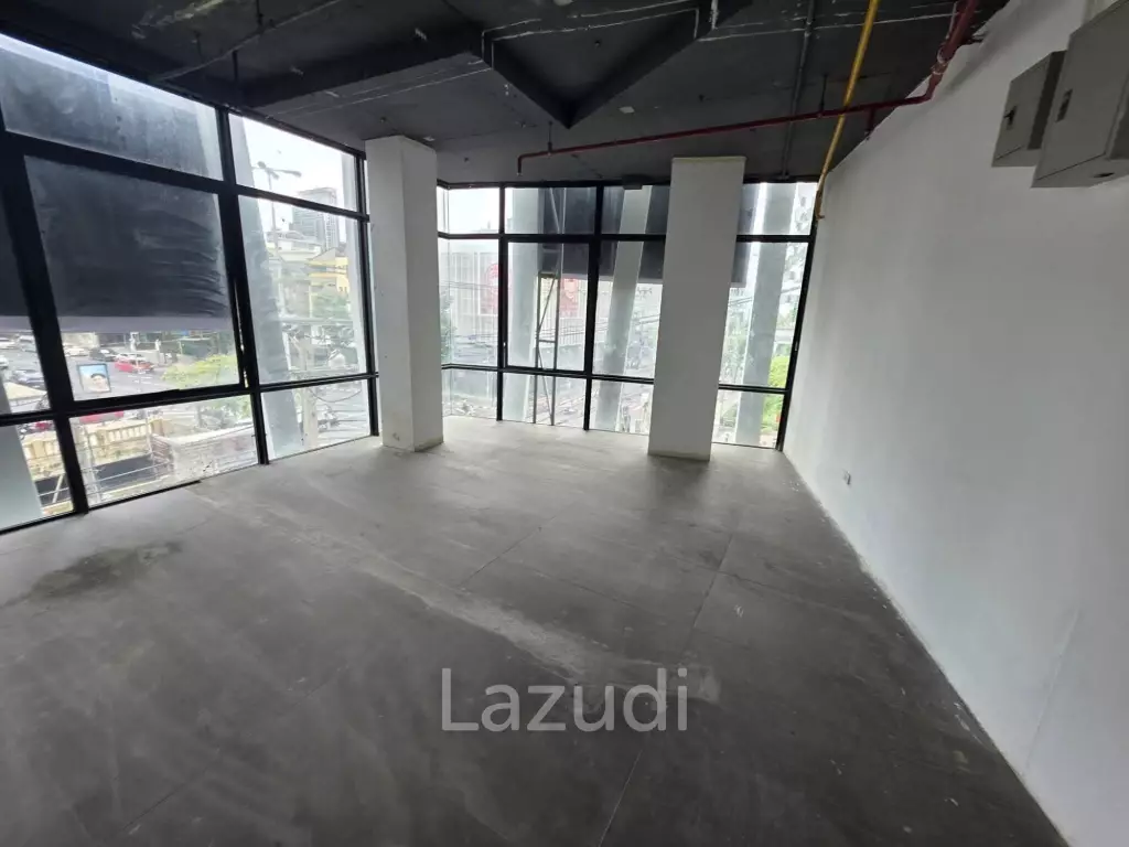 252 sqm corner retail space in Si Phraya Bang Rak Bangkok