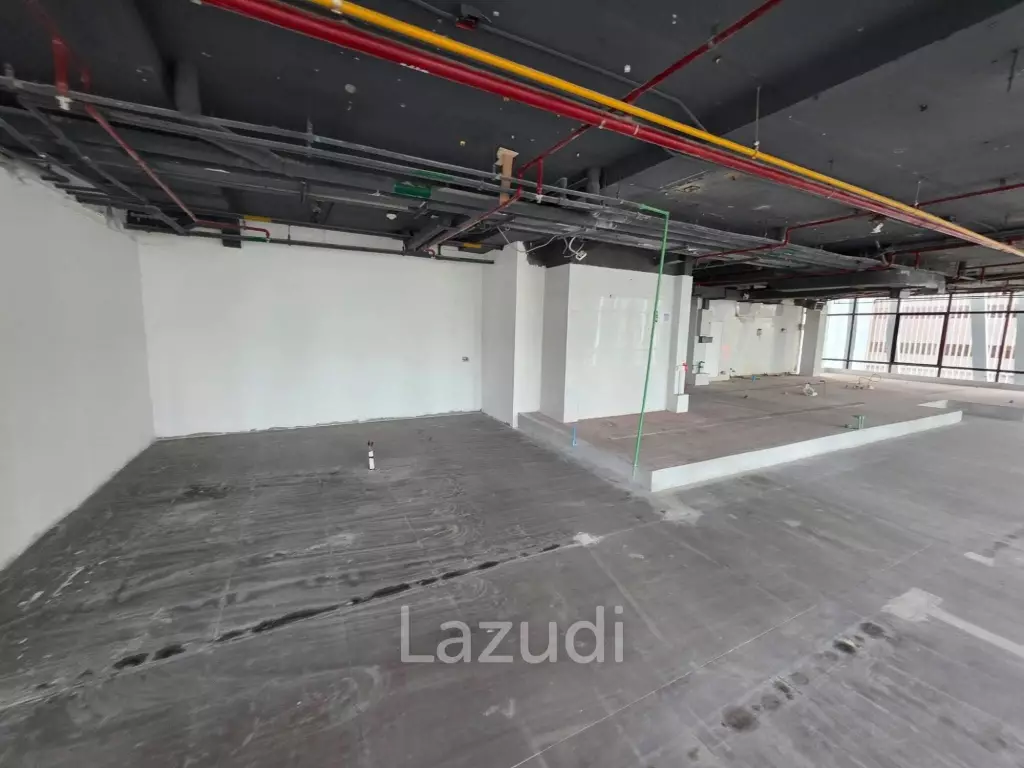 252 sqm corner retail space in Si Phraya Bang Rak Bangkok
