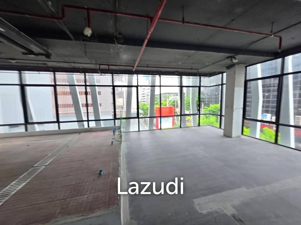 252 sqm corner retail space in Si Phraya Bang Rak Bangkok