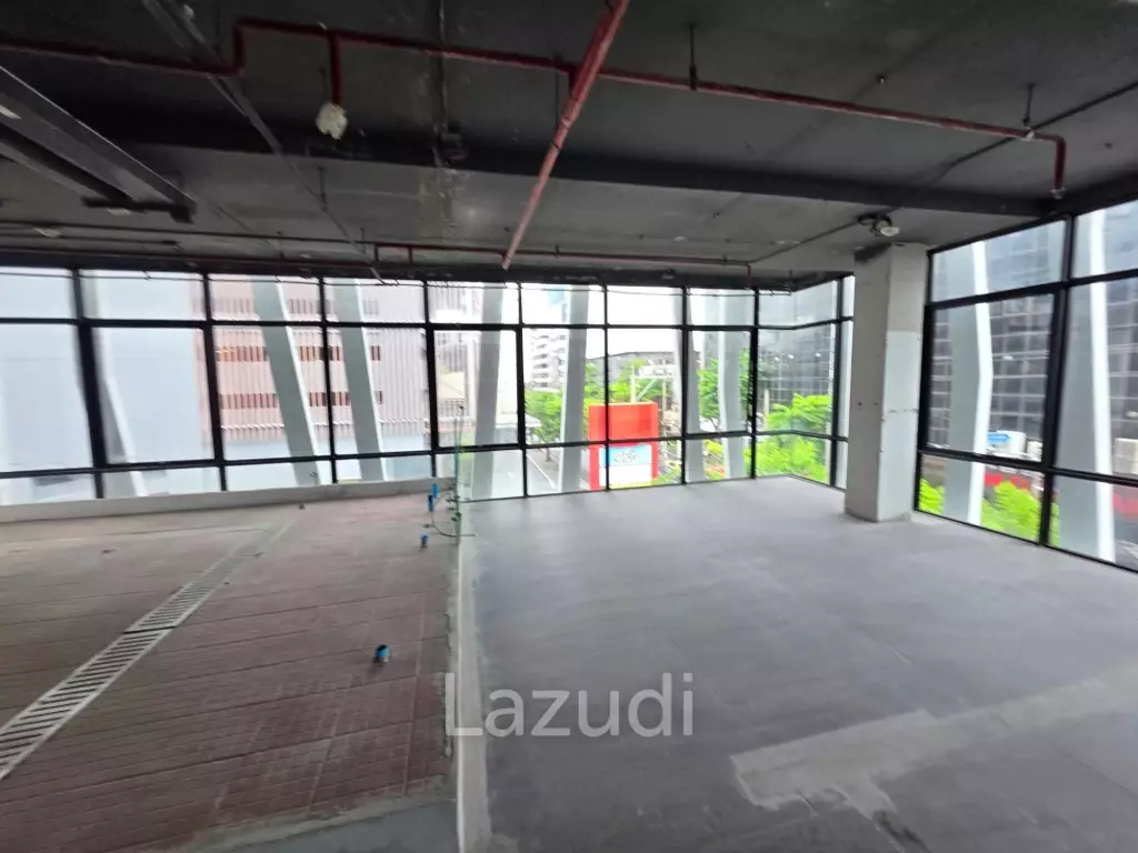 252 sqm corner retail space in Si Phraya Bang Rak Bangkok