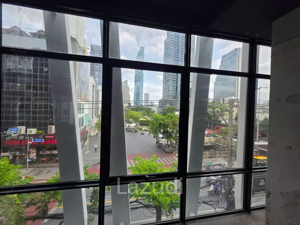 252 sqm corner retail space in Si Phraya Bang Rak Bangkok